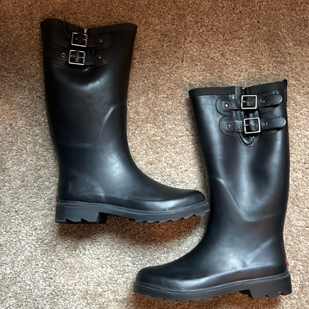 Like New Chooka Satin Finish Mid-Calf Rubber Rainboots Black w/ soft lining W6 .